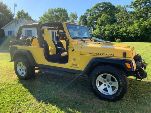 Used 2006 Jeep Wrangler Unlimited Rubicon w/ Security Group AWD/4WD image 2