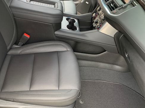 Used 2023 Chevrolet Suburban LT image 6