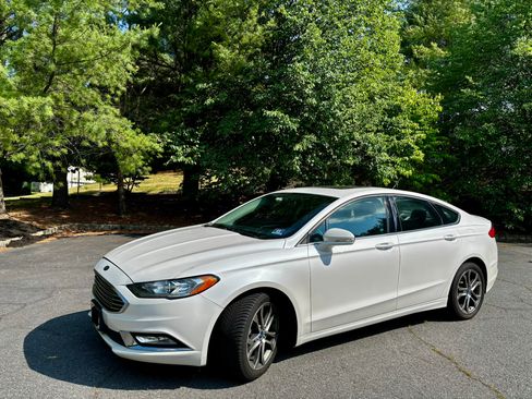 Used 2017 Ford Fusion SE w/ Equipment Group 201A FWD image 2