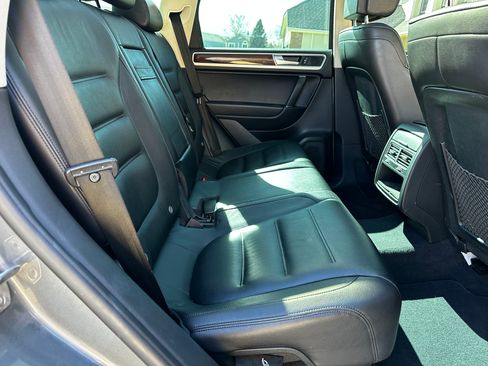 Used 2016 Volkswagen Touareg Sport image 22