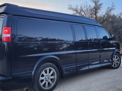 Used 2018 Chevrolet Express 2500 Extended Van 3D w/ Enhanced Convenience Package image 2