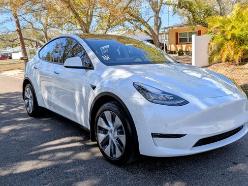 Used 2022 Tesla Model Y Long Range image 2