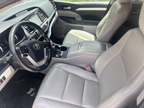Used 2019 Toyota Highlander XLE AWD/4WD image 9