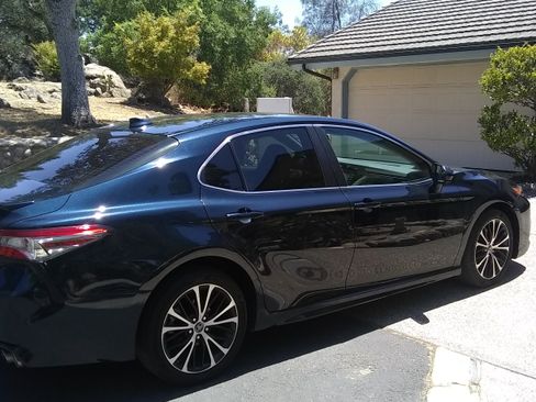 Used 2019 Toyota Camry SE image 2