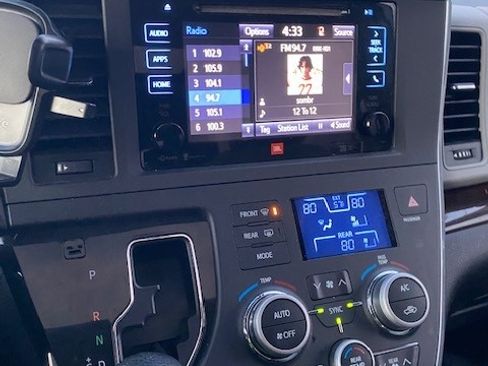 Used 2015 Toyota Sienna Limited image 4