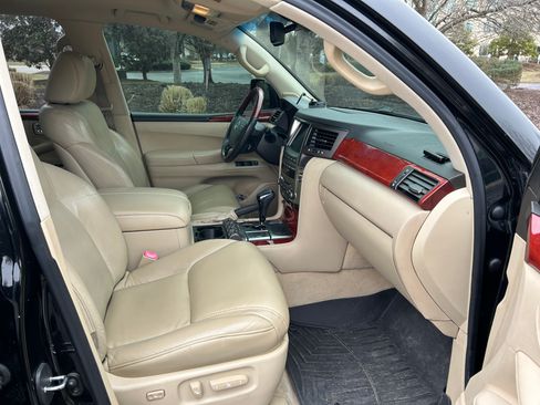 Used 2009 Lexus LX 570 4WD w/ Preferred Accessory Pkg image 12