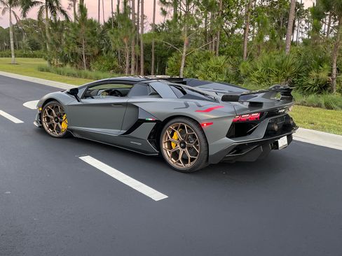 Used 2021 Lamborghini Aventador SVJ AWD/4WD image 4