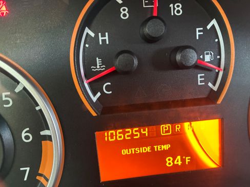 Used 2010 Nissan Titan SE w/ SE Value Truck Pkg RWD image 11