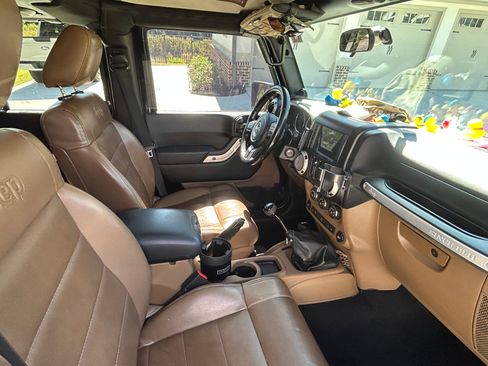 Used 2011 Jeep Wrangler Unlimited Rubicon w/ Call of Duty Group image 27