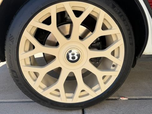 Used 2019 Bentley Bentayga image 11