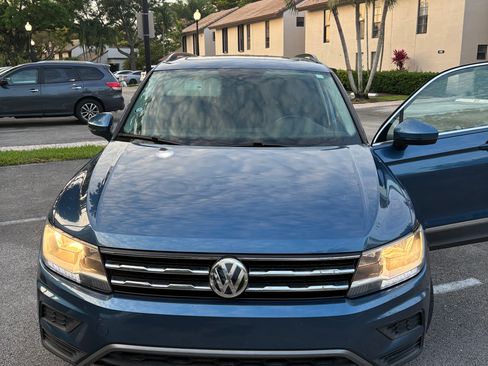 Used 2018 Volkswagen Tiguan SE w/ Panoramic Sunroof Package FWD image 4