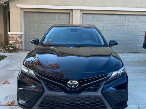 Used 2022 Toyota Camry SE image 2