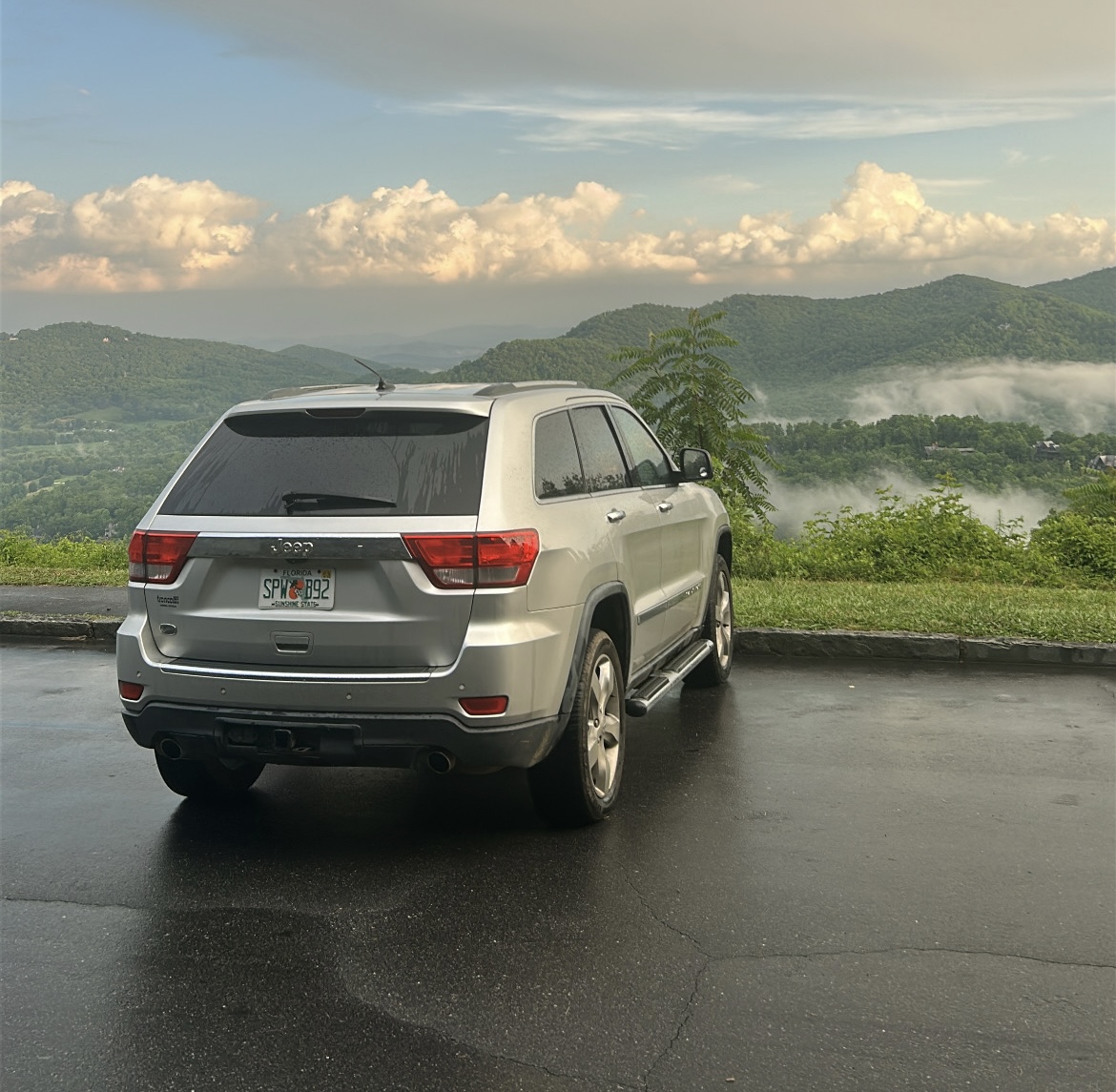 Used 2011 Jeep Grand Cherokee Overland w/ Trailer Tow Group IV RWD image 2