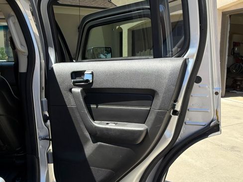 Used 2010 HUMMER H3 Luxury w/ Appearance Package image 17