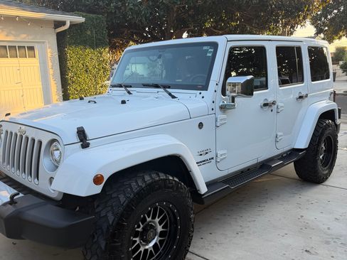 Used 2017 Jeep Wrangler Unlimited Sahara w/ Connectivity Group image 4