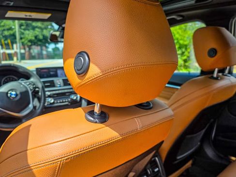 Used 2018 BMW 330i Sedan w/ Premium Package image 11