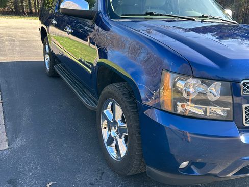 Used 2012 Chevrolet Suburban LTZ image 2