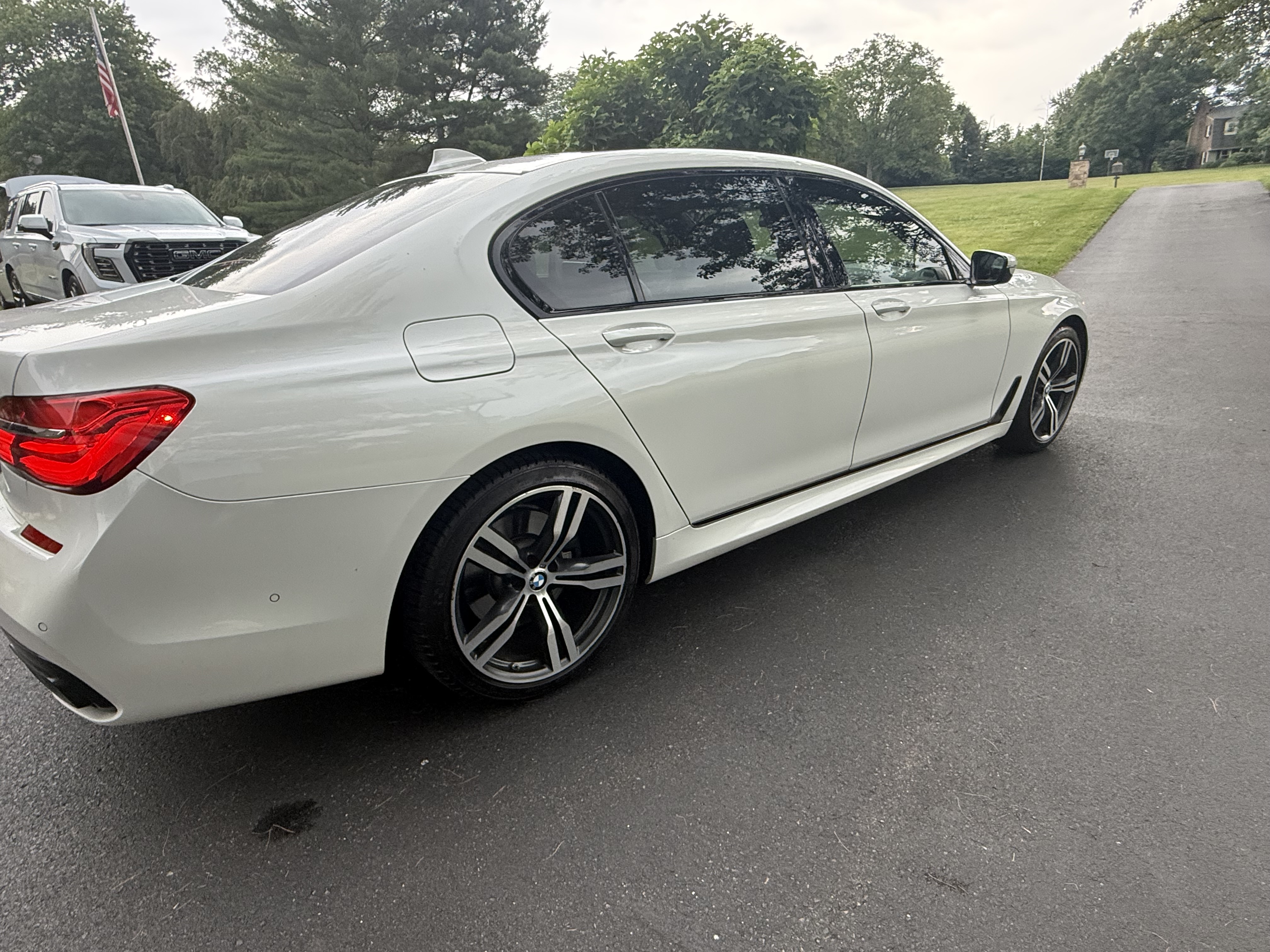 Used 2016 BMW 750i xDrive AWD/4WD image 1