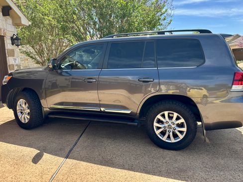 Used 2016 Toyota Land Cruiser image 21