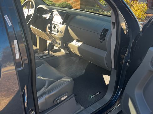 Used 2015 Nissan Frontier SL image 10