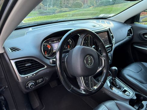 Used 2019 Jeep Cherokee Limited image 14