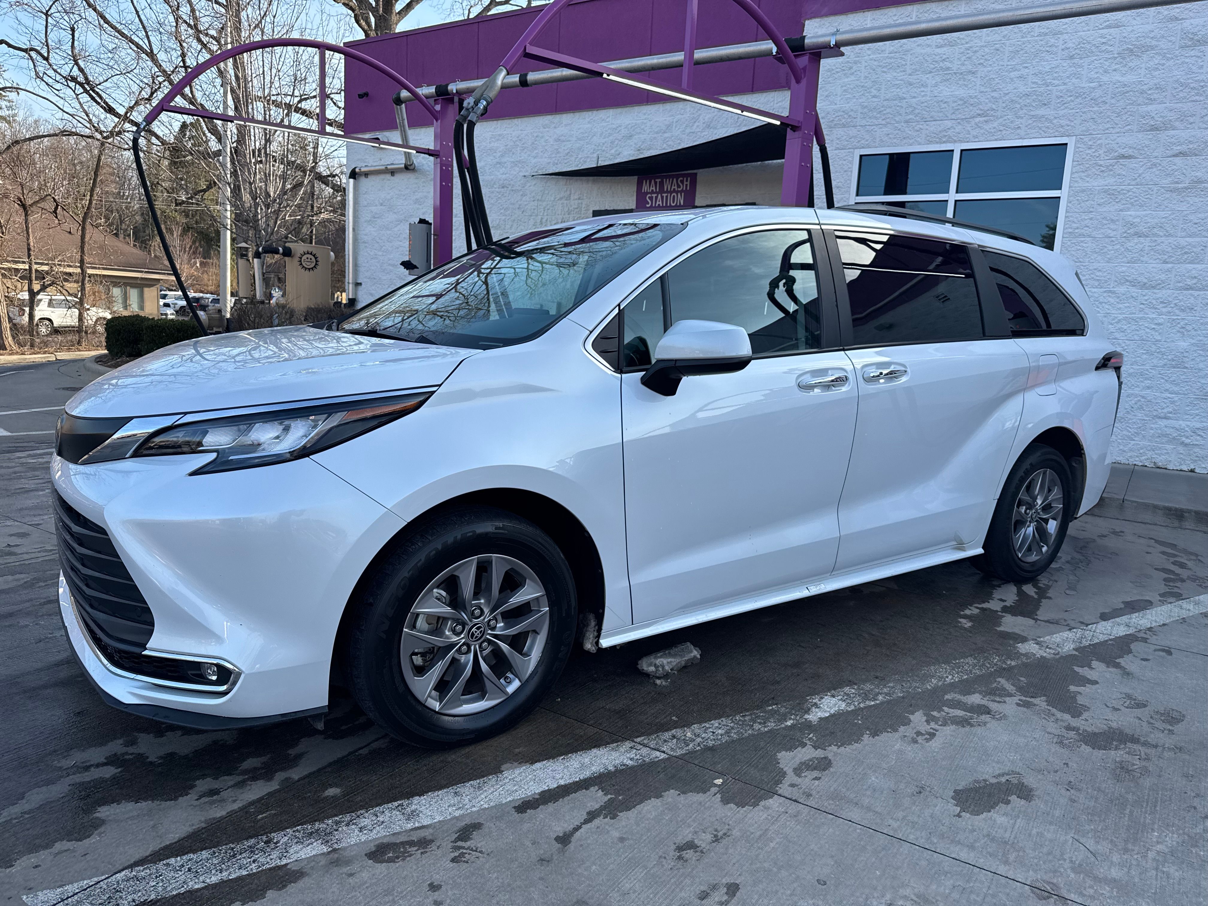 Used 2023 Toyota Sienna XLE FWD image 1