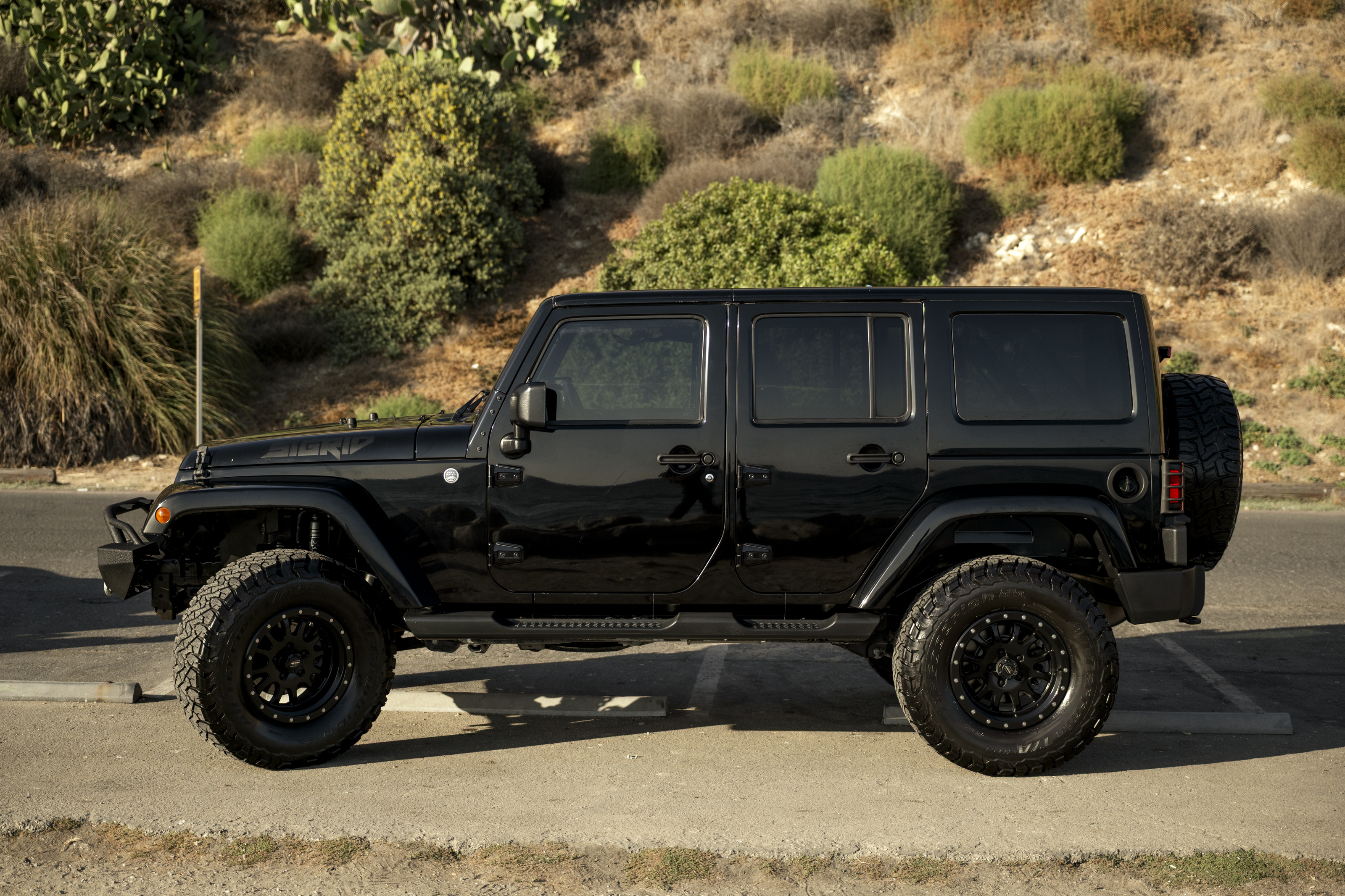 Used 2015 Jeep Wrangler Unlimited Sahara w/ Connectivity Group AWD/4WD image 4