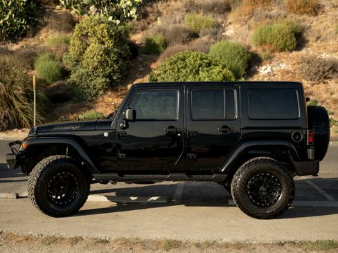 Used 2015 Jeep Wrangler Unlimited Sahara w/ Connectivity Group AWD/4WD image 4