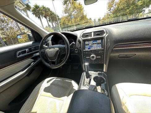 Used 2017 Ford Explorer Platinum image 6