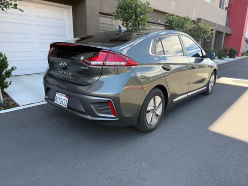 Used 2022 Hyundai Ioniq SE FWD image 6