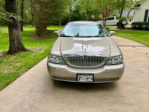 Used 2005 Lincoln Town Car Signature RWD image 11