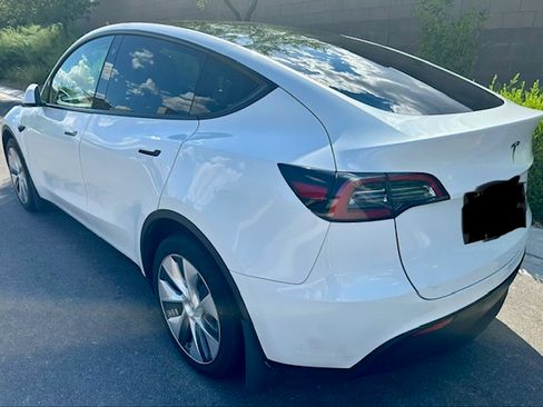 Used 2023 Tesla Model Y AWD image 6