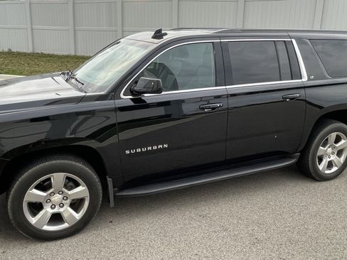 Used 2017 Chevrolet Suburban LT image 4