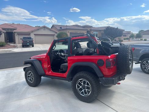 Used 2024 Jeep Wrangler Rubicon w/ Convenience Group AWD/4WD image 2