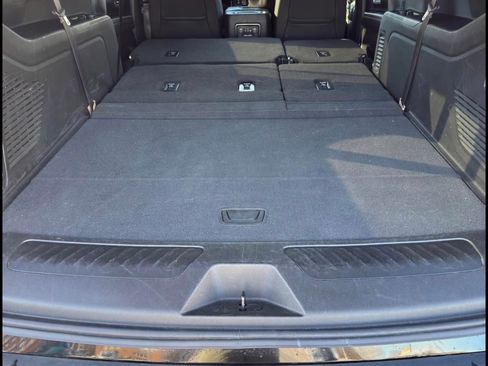 Used 2022 Chevrolet Suburban LT w/ Luxury Package image 10