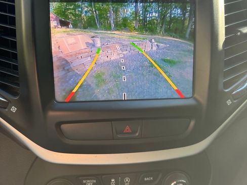 Used 2016 Jeep Cherokee Trailhawk w/ Leather Interior Group AWD/4WD image 18