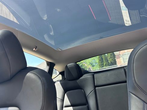 Used 2022 Tesla Model Y Long Range image 12