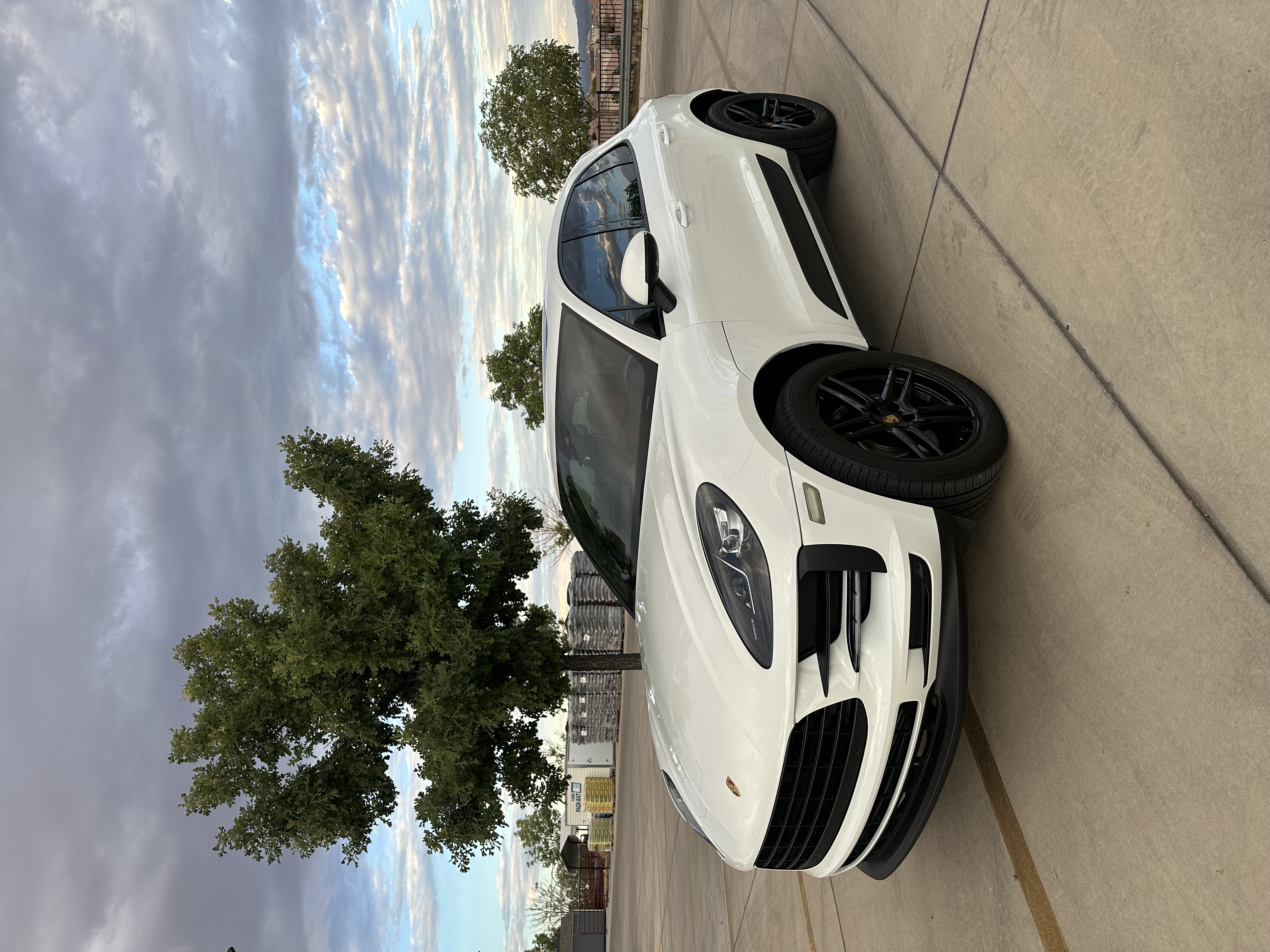 Used 2020 Porsche Macan AWD/4WD image 1