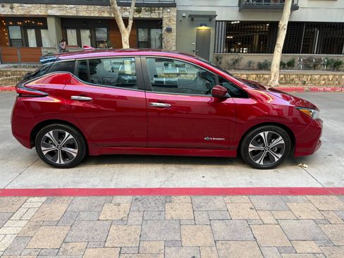 Used 2018 Nissan Leaf SV w/ SV Technology Package image 10