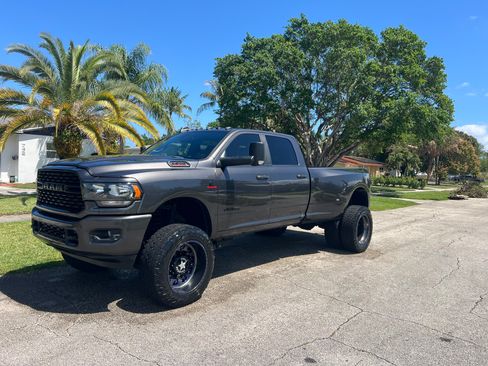 Used 2022 RAM 3500 Big Horn w/ Night Edition AWD/4WD image 9