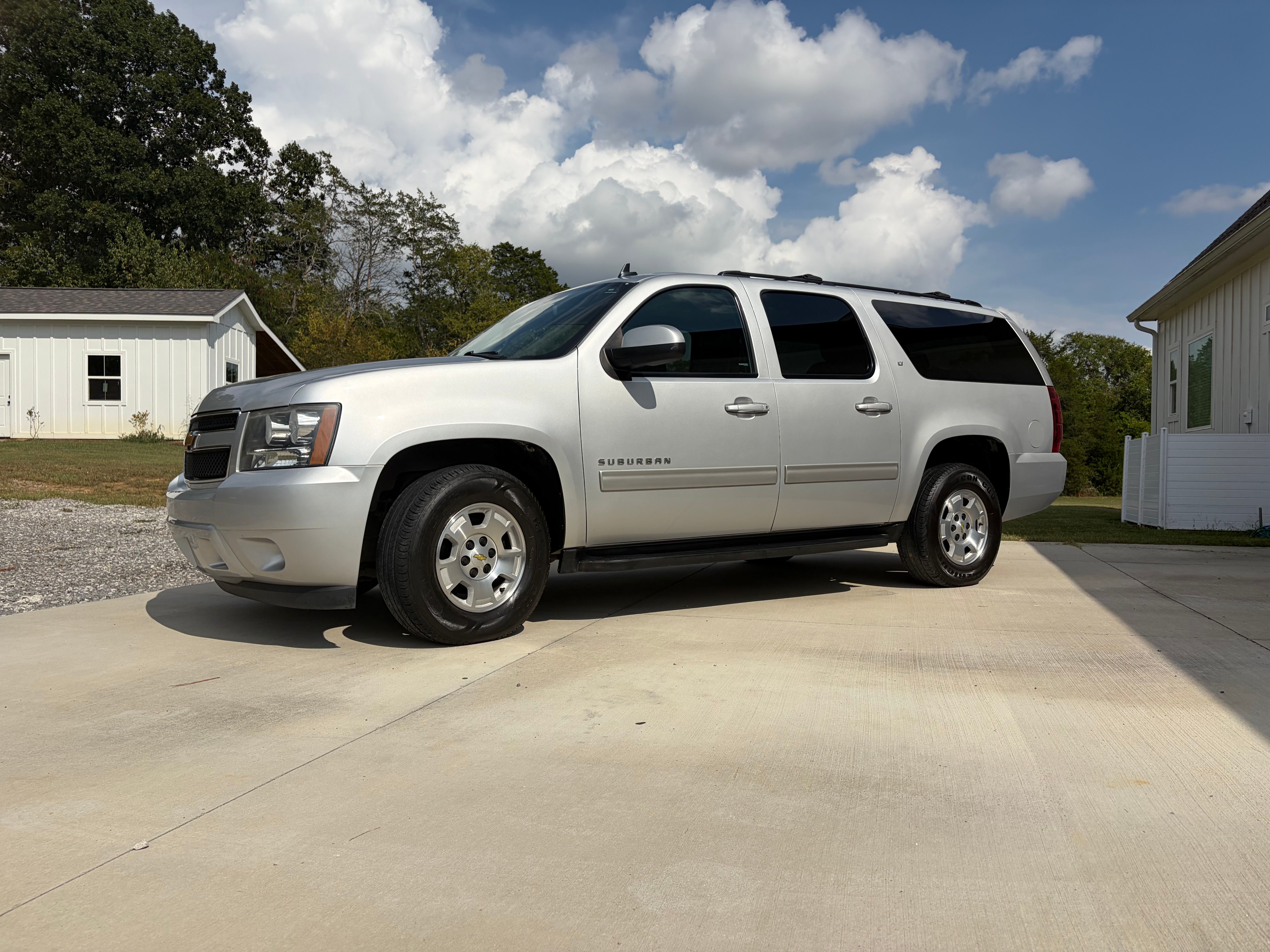 Used 2014 Chevrolet Suburban LT RWD image 18