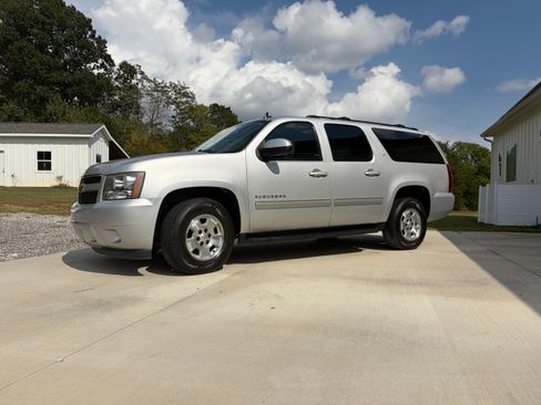 Used 2014 Chevrolet Suburban LT RWD image 18