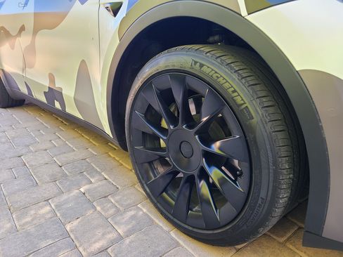 Used 2020 Tesla Model Y Long Range image 11