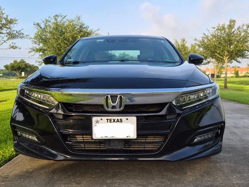 Used 2018 Honda Accord Touring image 8