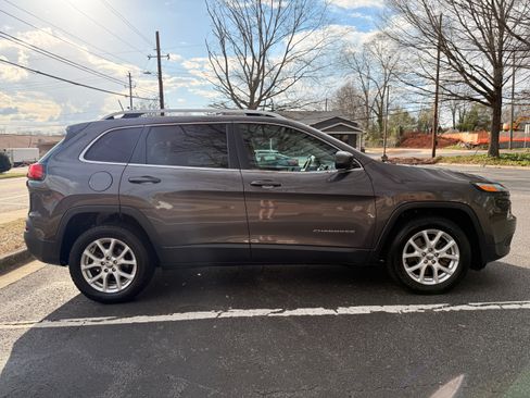 Used 2018 Jeep Cherokee Latitude Plus w/ Comfort/Convenience Group image 5