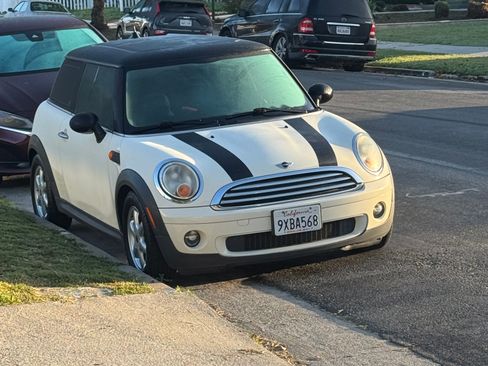 Used 2010 MINI Cooper Hardtop FWD image 2