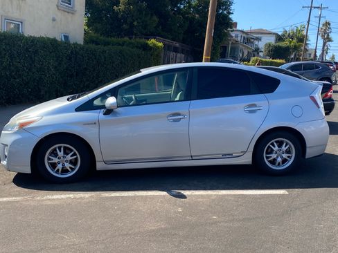 Used 2011 Toyota Prius Three w/ Navigation Pkg FWD image 2