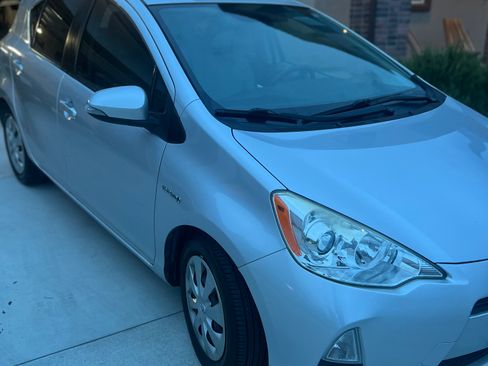 Used 2014 Toyota Prius C One image 9