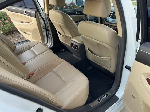 Used 2012 Hyundai Genesis 4.6 image 2