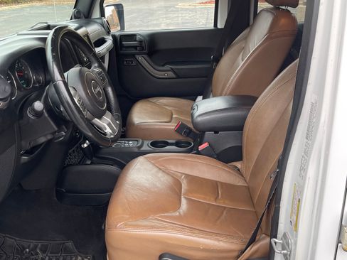 Used 2013 Jeep Wrangler Unlimited Sahara image 9